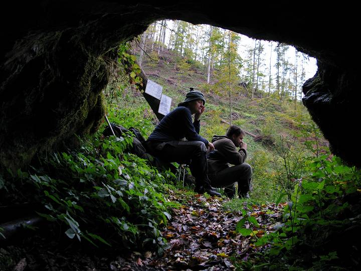 foto č. 053 - Navštěvujeme Čertovu jeskyni.
