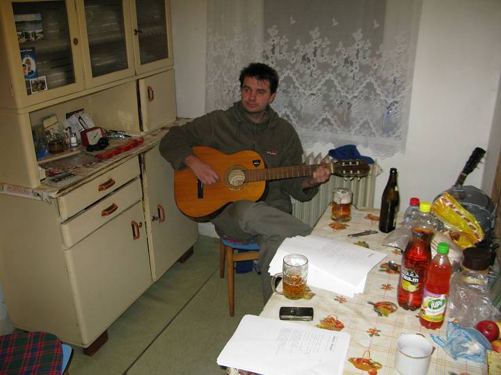 foto č. 011 - Vašek se ujal kytary.
