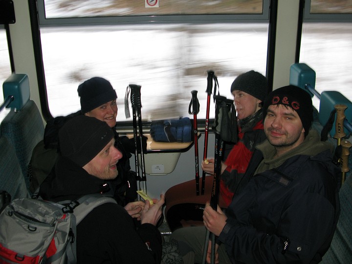 foto č. 007 - Ráno vstáváme brzy, abychom užili krátkého zimního dne. Vezeme se vlakem ze Zbojské do Pohronskej Polhory.
