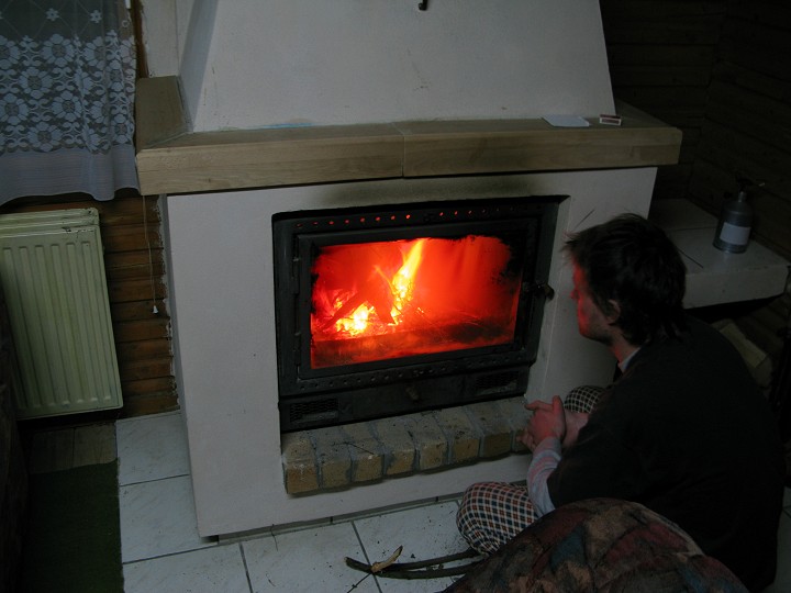 foto č. 033 - Televizi v chatě sice máme, nicméně větší prožitek máme z plamenů v krbu.
