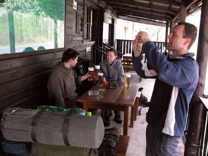 foto č. 019 - Navzdory vydatné snídani si ve felbabské hospodě dáváme k pivu palačinky.

