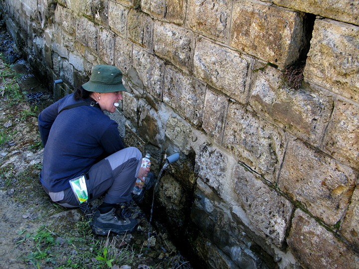 foto č. 009 - Na polské straně tunelu doplňujeme vodu tekoucí ze zdi.
