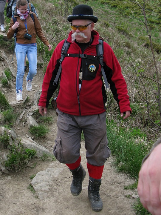 foto č. 069 - Stylově oblečený turista pod schroniskem PTTK.
