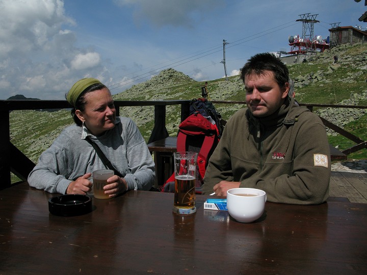 foto č. 023 - Dáváme si jen pivo, čaj a kofolu a pak mažeme dále po hřebeni k západu.
