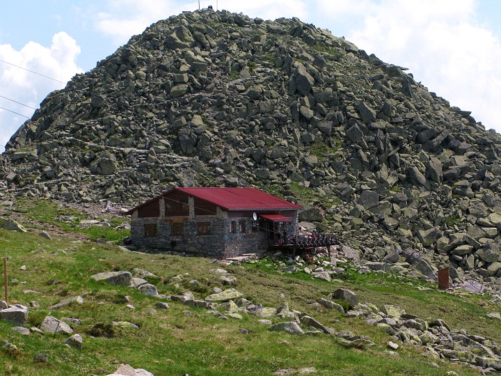foto č. 024 - Kamenná chata a vrchol Chopku.
