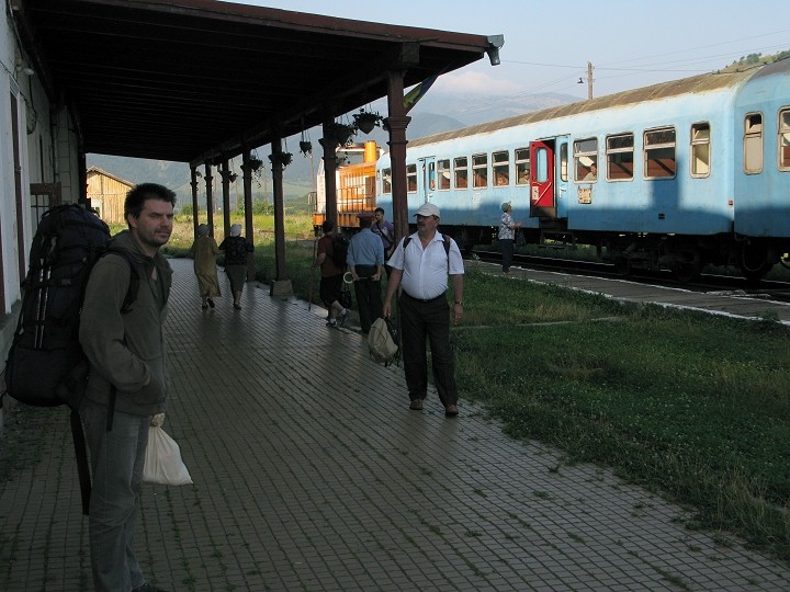 foto č. 001 - Příjezd na nádraží v Turnu Roşu. Nádraží i osobní vlaky jsou napohled zchátralé, nicméně opět jsme se přesvědčili, že rumunská železnice funguje lépe než v Čechách. Všude čisto a žádná zpoždění.
