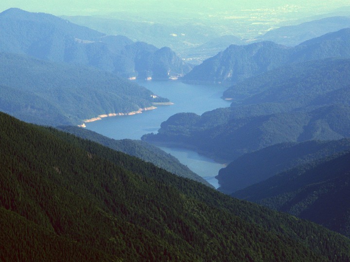 foto č. 062 - Na jihu v dáli se modrá vodní plocha Vydří přehrady - Lacul Vidraru.
