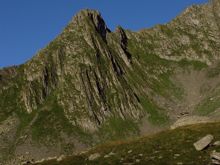 foto č. 089 - Ostrý hřeben vedoucí od Portiţa Arpaşului směrem k východu. Místy se tady také leze po ocelových lanech.
