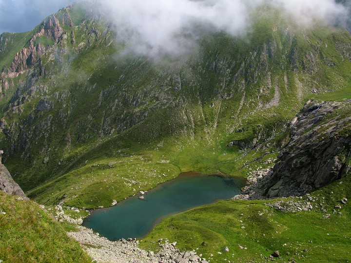 foto č. 095 - Cesta do následujícího údolí s jezerem Lacul Podragel je zpestřena lezením přes hřebínek v místě, které se nazývá Strunga Podragelului.
