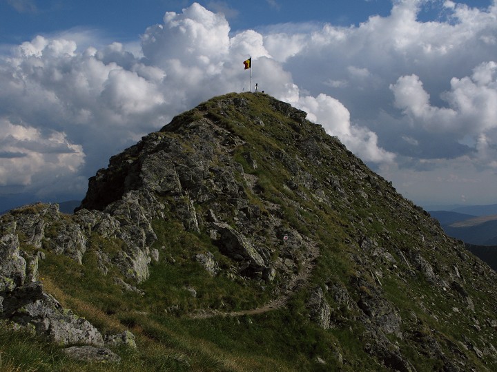 foto č. 104 - K druhému vrcholu Vf. Moldoveanu 2544m je to asi patnáct minut kamzičí chůze po ostrém hřbítku.
