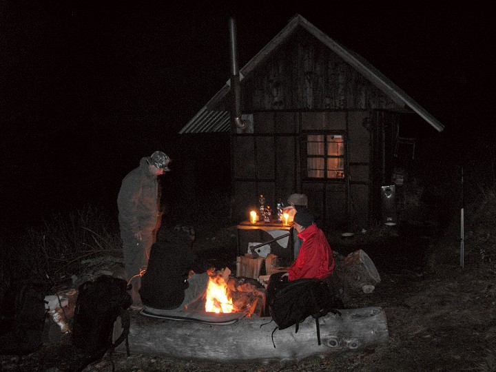 foto č. 040 - Jdeme najít dřevo na oheň, mezitím se objevuje majitel baťohu spolu s dalším člověkem. U ohně se společně dáváme do řeči a za pomoci ohnivé vody se vesele bavíme až do pozdních nočníh hodin.
