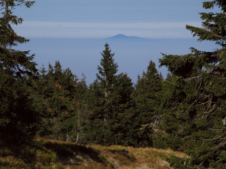 foto č. 051 - Z inverzní mlhy na obzoru vykukuje Beskydská Lysá hora.
