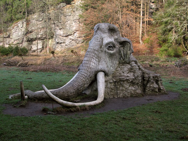 foto č. 002 - Socha mamuta u řeky Sázavy.
