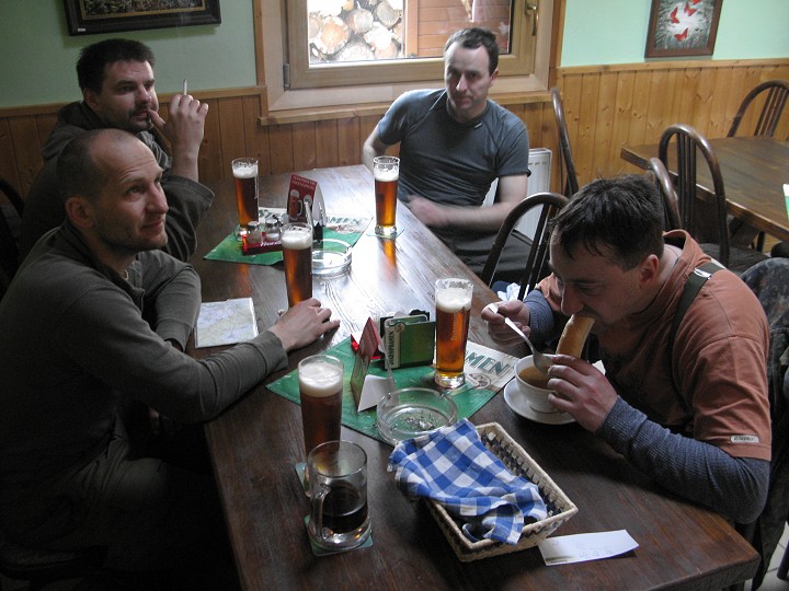 foto č. 024 - V hospodě Na Rovinách dáváme povinnou pauzu na pivo a oběd.
