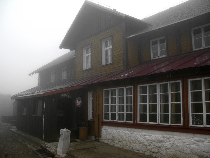 foto č. 016 - Ráno vycházíme z chaty do mlhy. Naštěstí už neprší a drze doufáme, že se mlha co nejdřív rozpustí.
