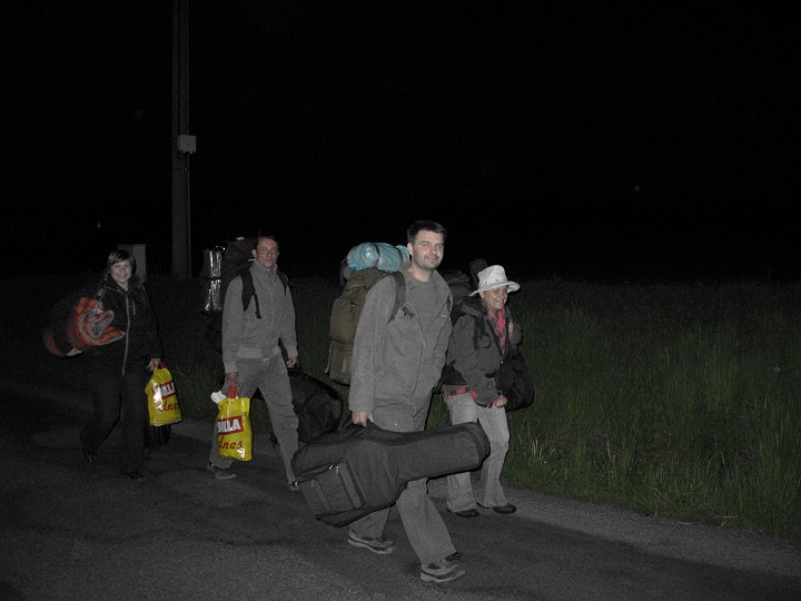 foto č. 001 - Obtěžkáni zavazadly víc než by bylo zdrávo kráčíme od Žichovic k jednomu z mnoha lomů v okolí. Co je v plánu? Celodenní hraní na kytary a strašlivý obžerství u táborového ohně.
