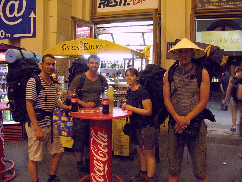 foto č. 004 - Rychle dokupujeme zásoby pití na noční cestu do Rumunska.
