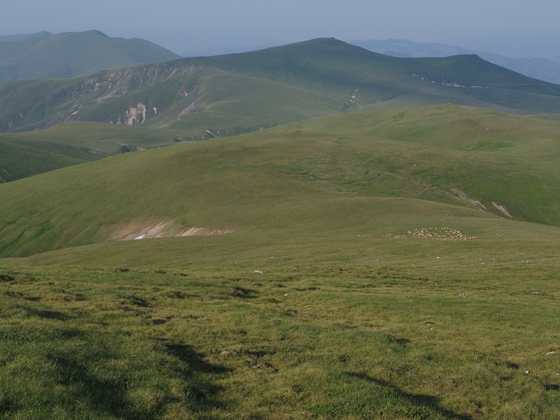 foto č. 134 - Pohoří Godeanu s vrcholem Vf. Olanelor (1990m), v pozadí vlevo hřeben Mt. Cernei, kam dneska dojdem.

