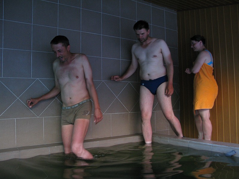 foto č. 168 - Taky máme k dispozici hotelový bazén se žlutě zabarvenou sirnou horkou vodou. Jdem ho testnout.
