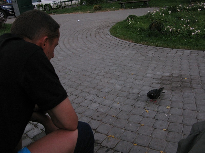 foto č. 183 - Dlouhou chvíli v parku si Martin zkracuje monologem s holubem.
