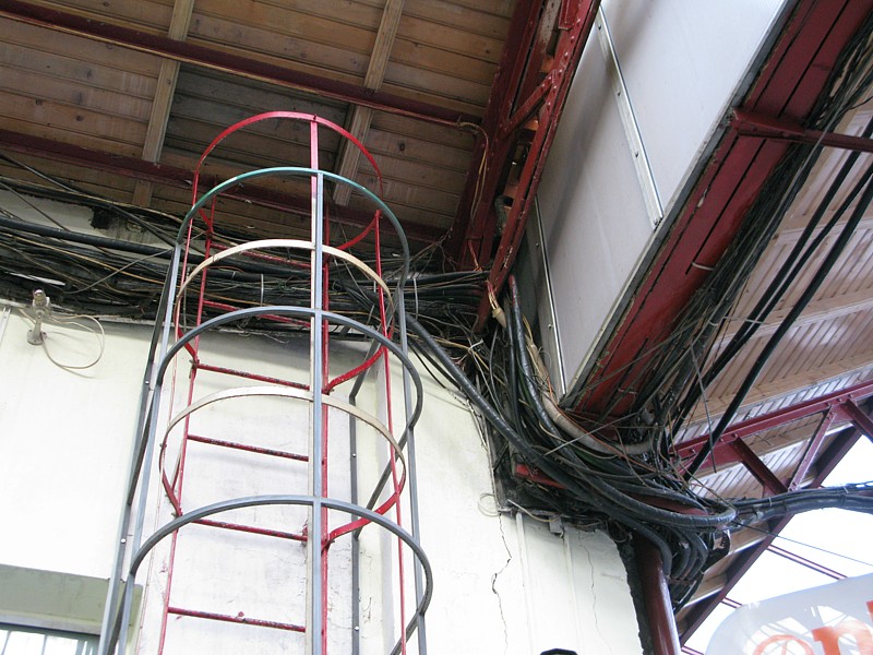 foto č. 184 - V nádražní hale obdivujeme práci rumunských elektrikářů.
