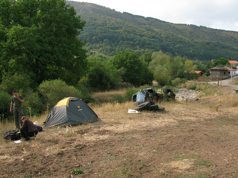 foto č. 003 - Náš první tábor ve vesnici Senokos na úpatí Staré planiny.
