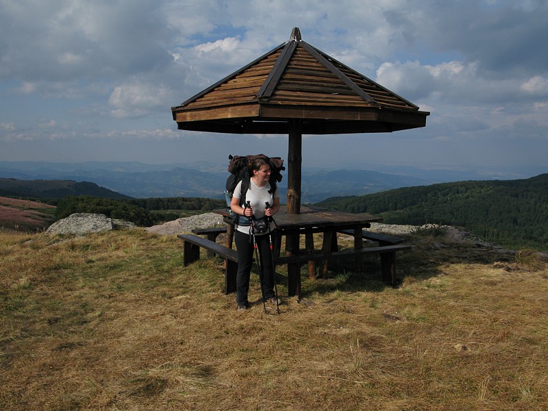foto č. 018 - ..a jsme na vrcholu Pregrada 1680m. Je tu další turistický přístřešek a opět se podezíráme, že jsme asi první turisti, kteří ho testujou. Chvíli jen tak sedíme a čumíme k lesu, kudy prochází bulharsko-srbská hranice.
