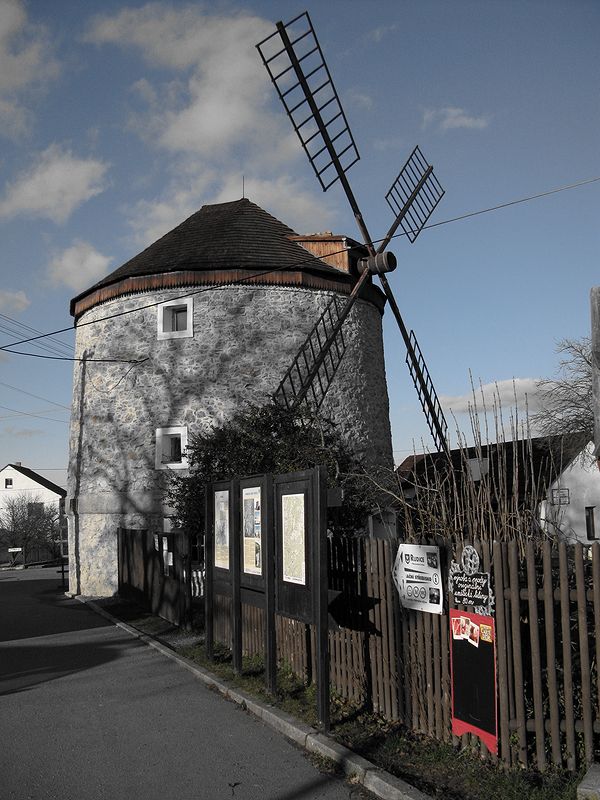 foto č. 001 - Větrný mlýn v obci Rudice.
