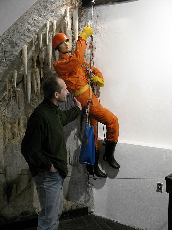 foto č. 003 - Osaháme si exponáty v prvním patře větrného mlýna, které slouží jako muzeum. Dalibor testuje zadek speleoložky.
