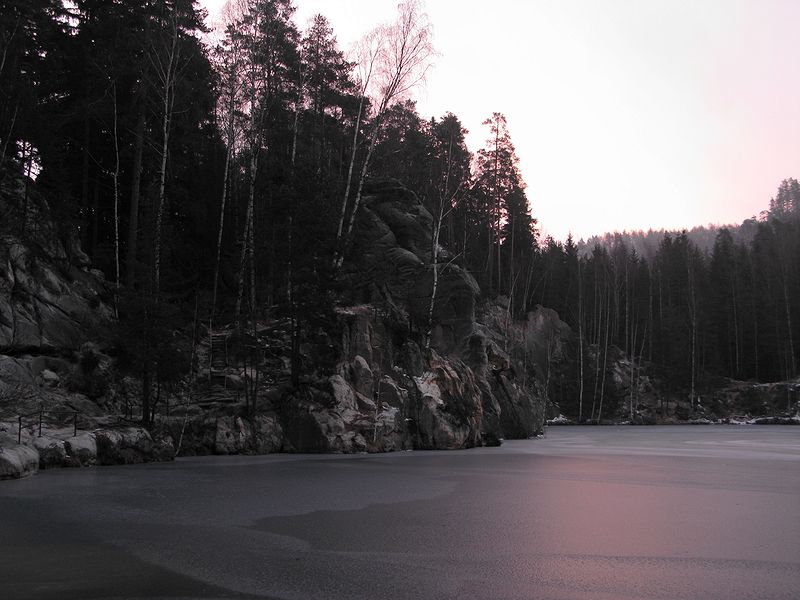 foto č. 003 - Slunce hází na zamrzlé jezero první rudé paprsky.
