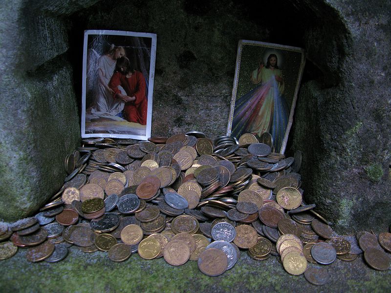 foto č. 049 - Skalní kaplička plná mincí.
