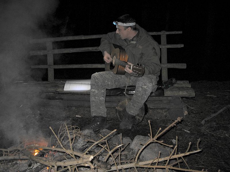 foto č. 034 - Po večeři přijdou na řadu kytárky a zpěv. A pokud oheň dohoří..
