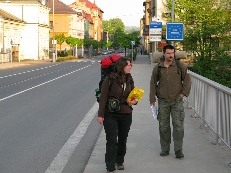 foto č. 001 - Přijíždíme za rozbřesku Excelsiorem do Českého Těšína. Odtud jdeme přes hraniční řeku Olši do Cieszyna na autobus, který nás odveze do Andrychówa.
