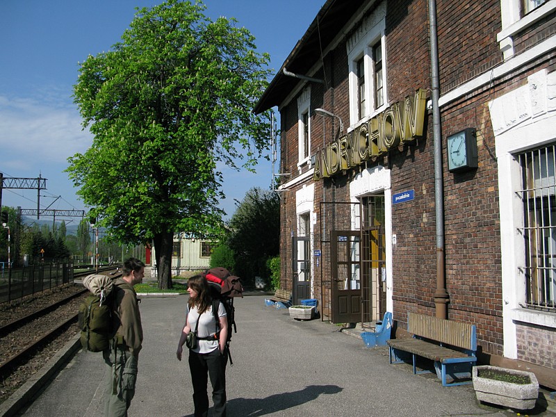 foto č. 002 - Nádraží Andrychów. Odtud vede značená turistická stezka přes Beskid Mały.
