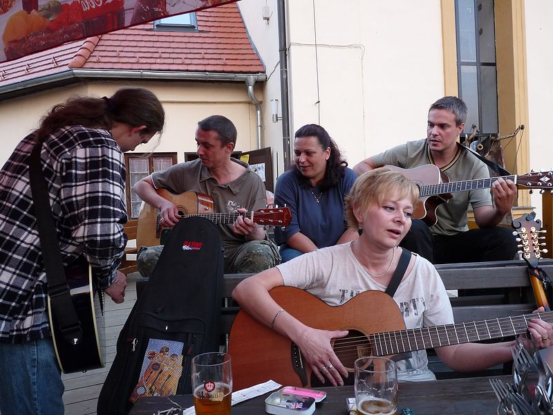 foto č. 001 - Sraz za zvuků kytar v pivovarské hospodě v Kácově.
