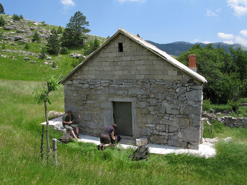 foto č. 034 - Za vrcholem Badanj nacházíme kamennou chatu, kde si přes poledne dáváme oddych, abychom se vyhnuli polednímu napalmu.
