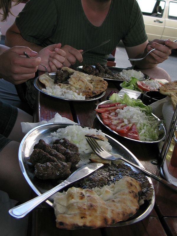 foto č. 092 - U první voňavé restaurace neodoláváme a dáváme si oblíbenou balkánskou pleskavicu a čevapi.
