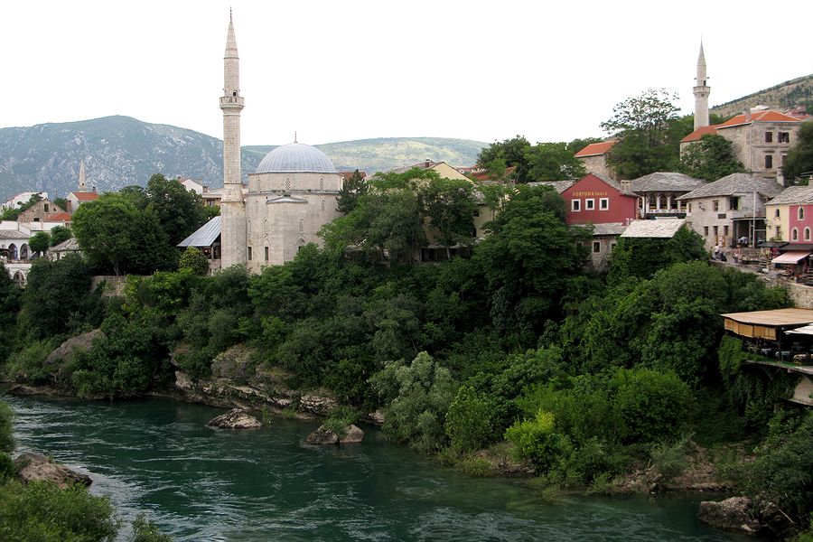 foto č. 096 - Mostarské mešity a modře zbarvená řeka Neretva.
