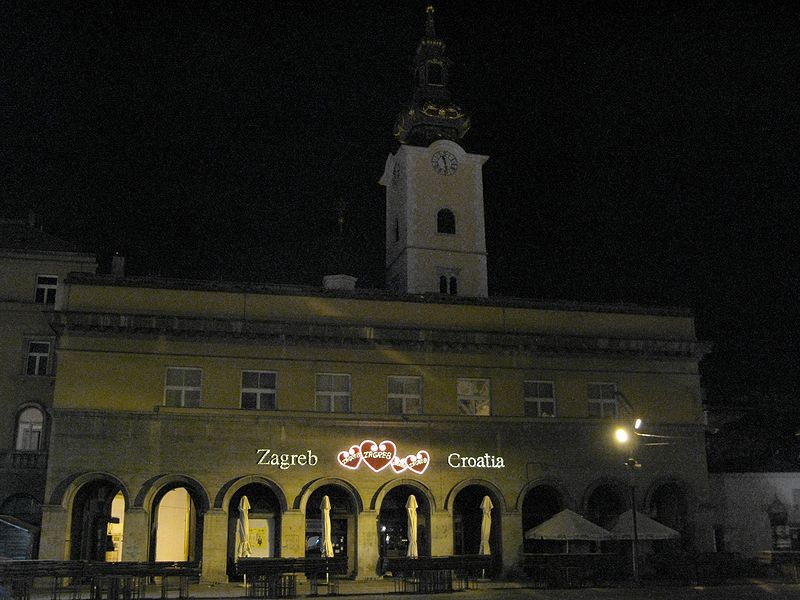 foto č. 157 - S lehce bolavou hlavou vystupujeme večer v Záhřebu. Máme šest hodin na noční procházku městem, než nám pojede lehátkáč až do Čech.
