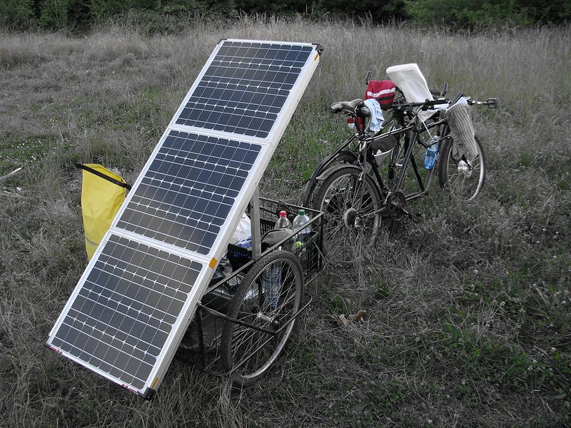 foto č. 001 - David s Lukášem přijeli k písáku na svém prapodivném elektrickém dvojkole se solárním pohonem.
