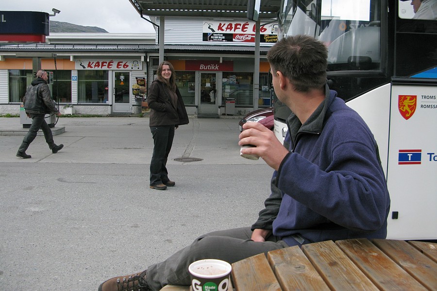 foto č. 012 - Krátce zastavujeme na benzíce, tak testnem předraženou norskou kávičku. Jedna vyjde asi na kilo, ale nutně ji potřebujeme, takže city jdou stranou.
