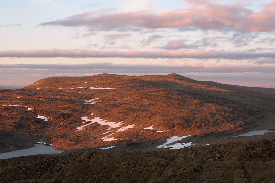 foto č. 037 - Vrcholek Haltitunturi je na norském území, nejvyšší bod Finska leží na úpatí pod vrcholem. A protože máme krásnou slunečnou noc, jdem se podívat na nejbližší finský vrcholek, horu Ridnitšohkka.
