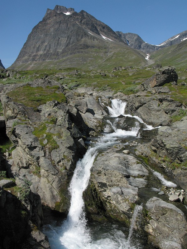 foto č. 108 - Tolpagorni a vodopád na říčce Tarfalajokk.
