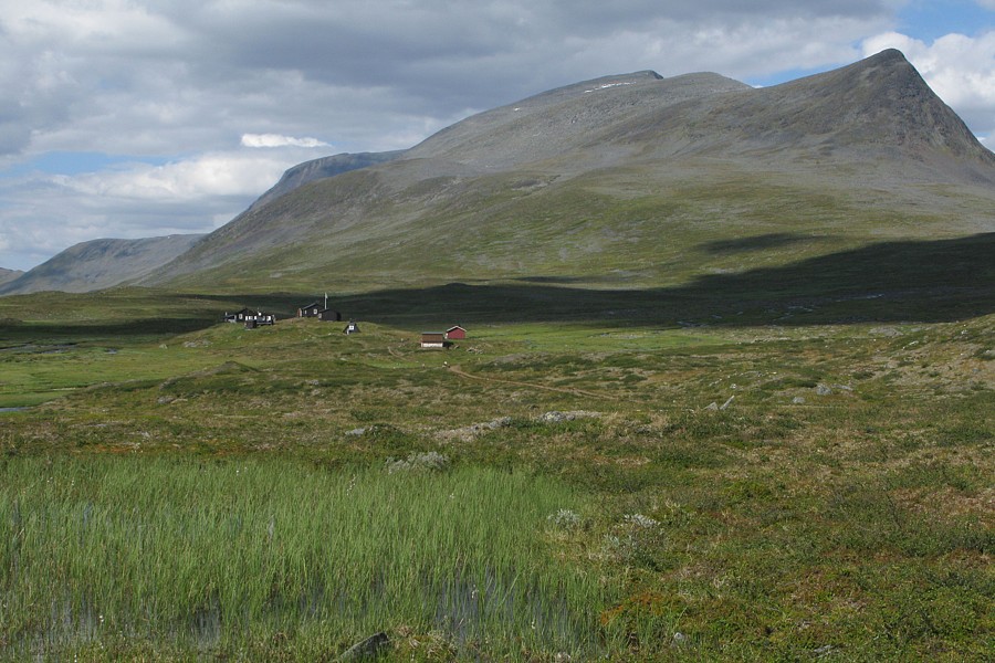 foto č. 123 - Chata Sälkastugorna s vrcholem Reaiddanjunni.
