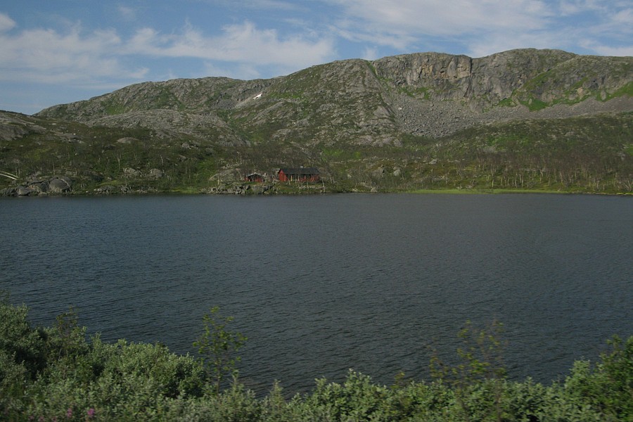 foto č. 188 - Silnice E10 mezi švédským Abiskem a norským Narvikem je lemována jezery a dřevěnými domy.

