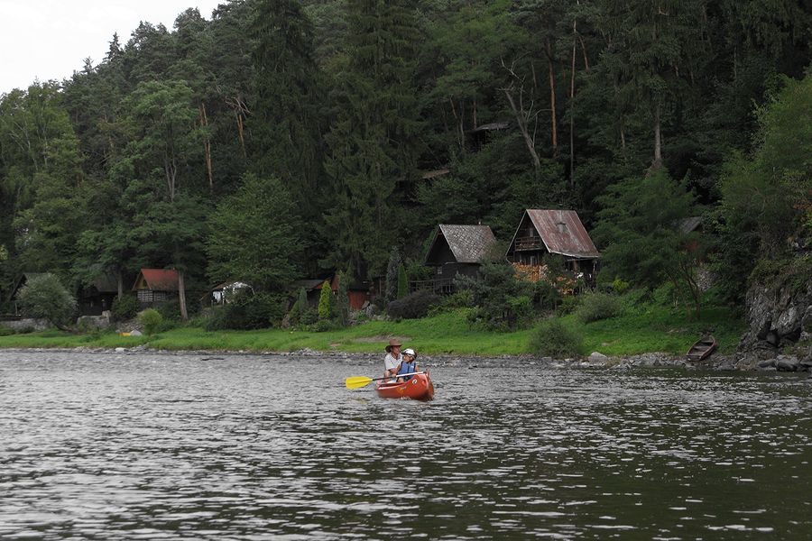 foto č. 053 - Nejhezčí část vodácké Sázavy – Pikovické peřeje. Je tu jen málo příležitostí, kdy lze bez obav vytasit foťák a nasnímat z kanoe to krásný okolí řeky.
