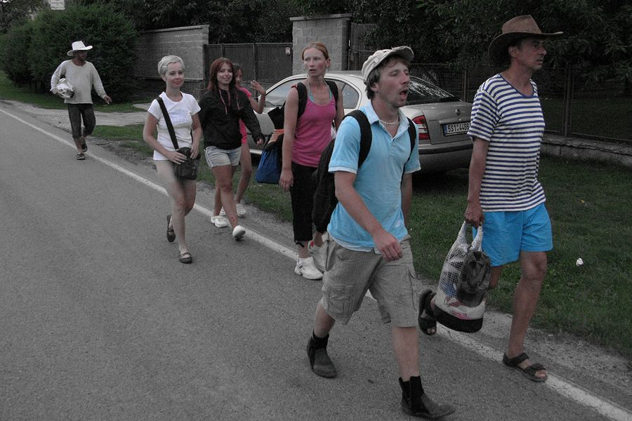 foto č. 064 - Čeká nás zdlouhavá pěší cesta po asfaltu z Týnce k tábořišti ve Zbořeném Kostelci.
