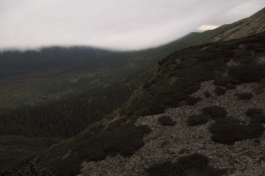 foto č. 014 - Ráno zíráme na pásy mraků, které se záhadně vlní kolem svahů Babí hory.
