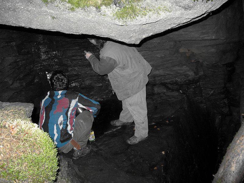 foto č. 012 - Studánku máme hned u spacáků, pár metrů střemhlav dolů pod skálou.
