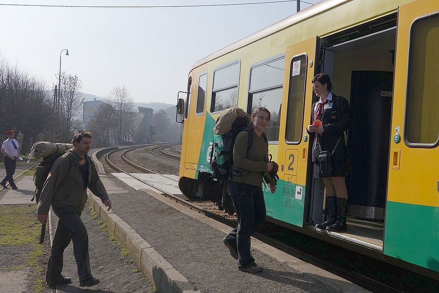foto č. 043 - Sympatická průvodčí nás vítá do vlaku na Nižbor.
